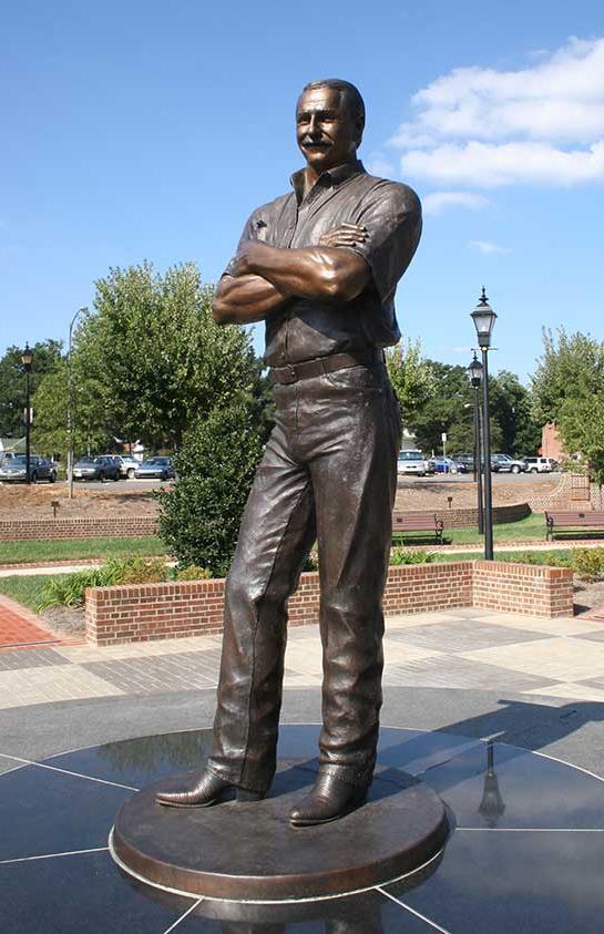 戴尔·恩哈特的雕像